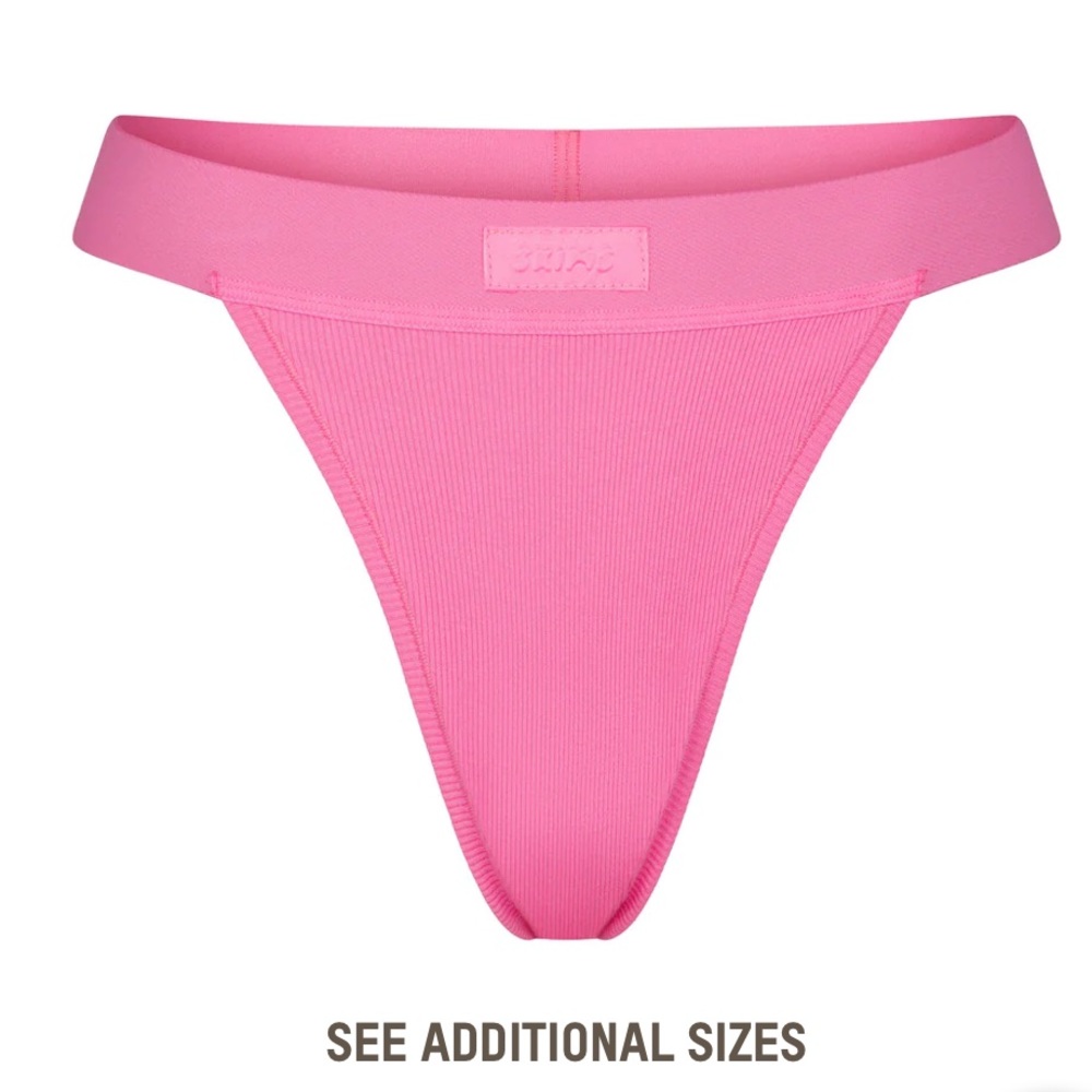 Skims cotton rib thong 🩷